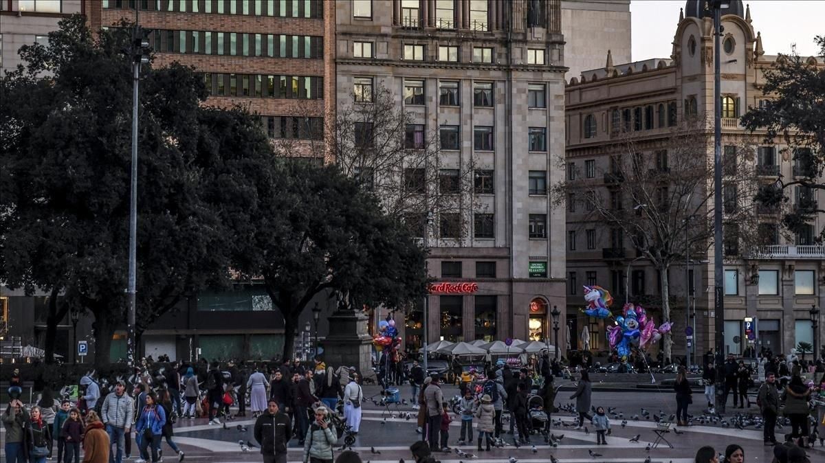 Edificio de plaza Catalunya donde podrían albergar pisos turísticos. Edificio de plaza Catalunya donde podrían albergar pisos turísticos.