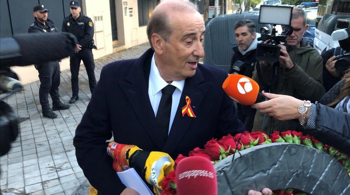 El net de Franco acudeix a la cerimònia amb una bandera preconstitucional