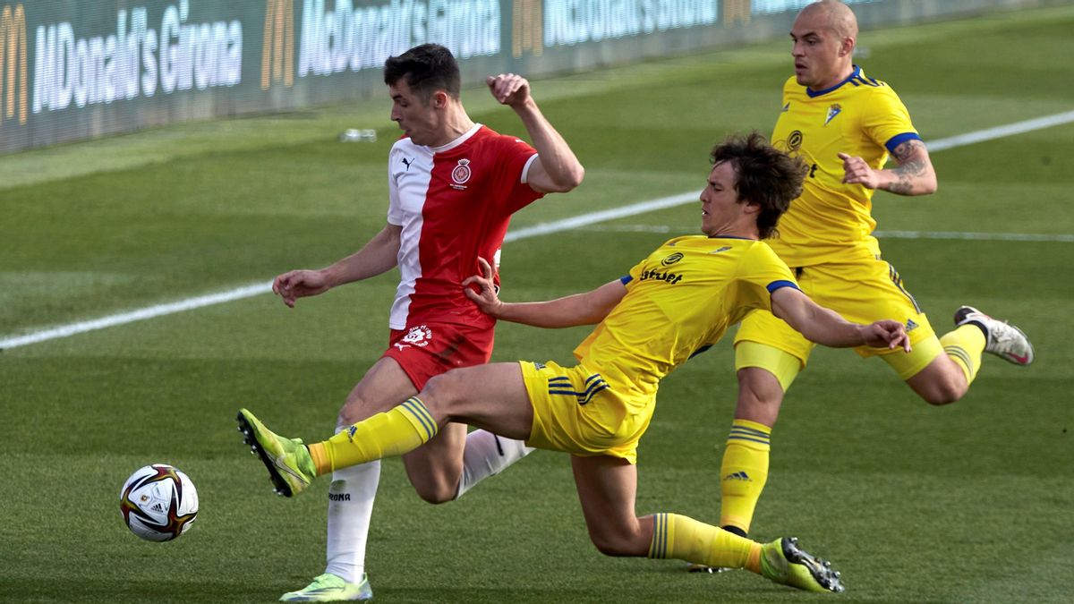 Valery, autor de dos goles, sufre una entrada de Marc Baró. Valery, autor de dos goles, sufre una entrada de Marc Baró.
