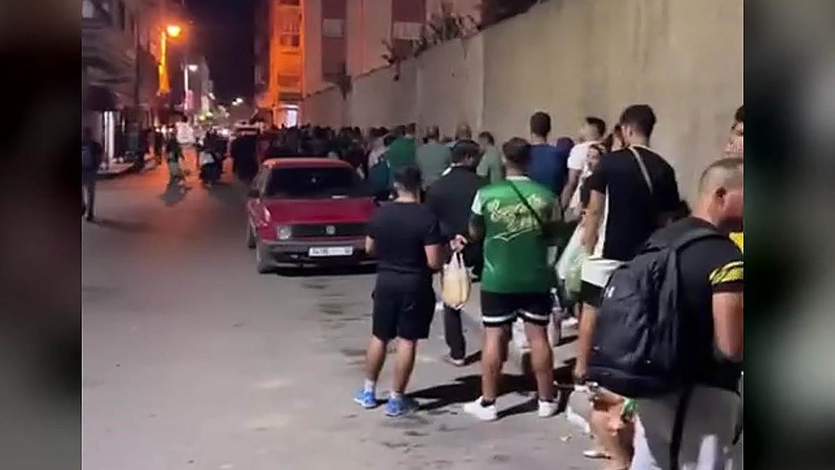 Residentes en Melilla hacen cola en Beni Enzar para volver a territorio español