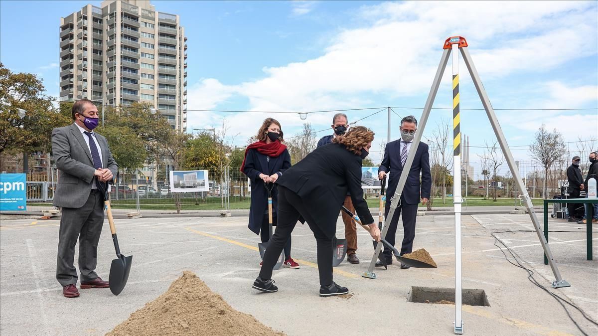 Colau echa arena en el agujero de la primera piedra de un nuevo edificio para pimes en el Campus Diagonal-Besòs de la UPC, en presencia de Tremosa, Sanz, Torres y Callau. Colau echa arena en el agujero de la primera piedra de un nuevo edificio para pimes en el Campus Diagonal-Besòs de la UPC, en presencia de Tremosa, Sanz, Torres y Callau.