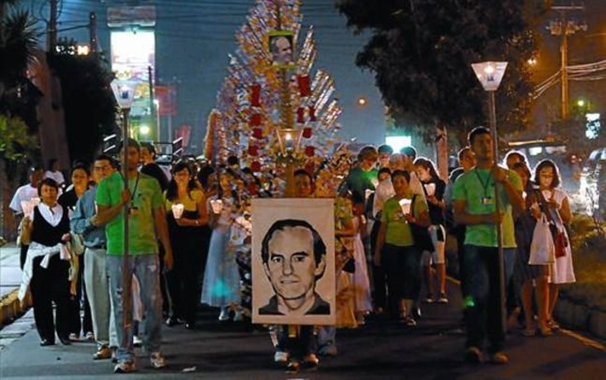 Un grupo de católicos portan un retrato de Ellacuría en una marcha de homenaje a los jesuitas asesinados, el 14 de noviembre en San Salvador. Un grupo de católicos portan un retrato de Ellacuría en una marcha de homenaje a los jesuitas asesinados, el 14 de noviembre en San Salvador.
