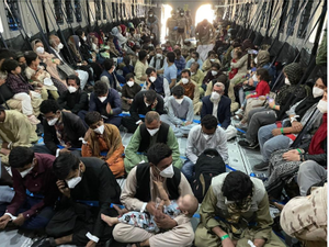 Embarque de refugiados afganos con destino a España, el pasado 25 de agosto.