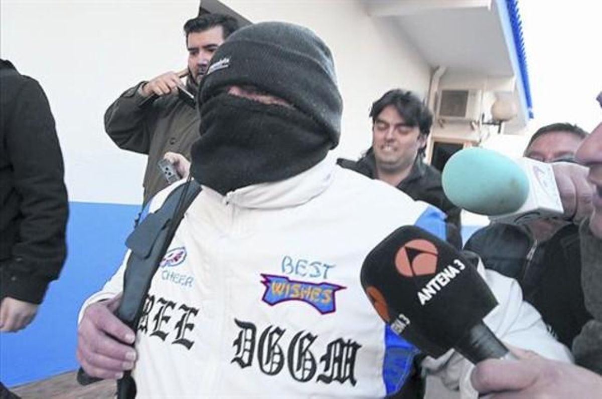 Miguel Ricart, a la salida de la prisión, rodeado de medios de comunicación que buscan sus declaraciones. Miguel Ricart, a la salida de la prisión, rodeado de medios de comunicación que buscan sus declaraciones.