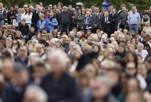 Ciudadanos siguen el funeral de Estado a través de una pantalla gigante en Hyde Park, este lunes.