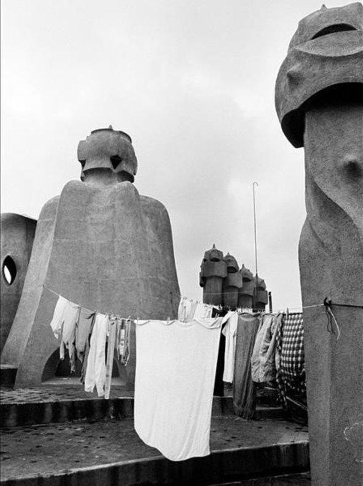 La Pedrera, 1982. Ropa tendida en el tejado de la Casa Milà. La Pedrera, 1982. Ropa tendida en el tejado de la Casa Milà.