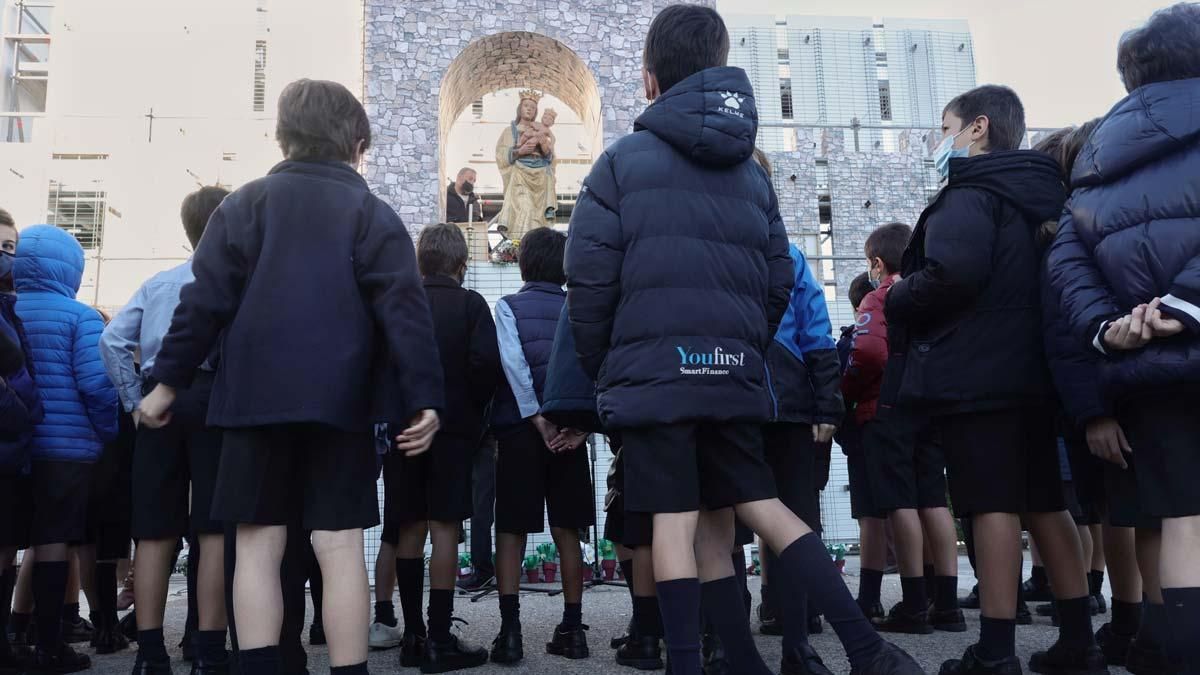 Un grupo de niños de una escuela de Madrid hacen una ofrenda floral a la Virgen de la Almudena. Un grupo de niños de una escuela de Madrid hacen una ofrenda floral a la Virgen de la Almudena.