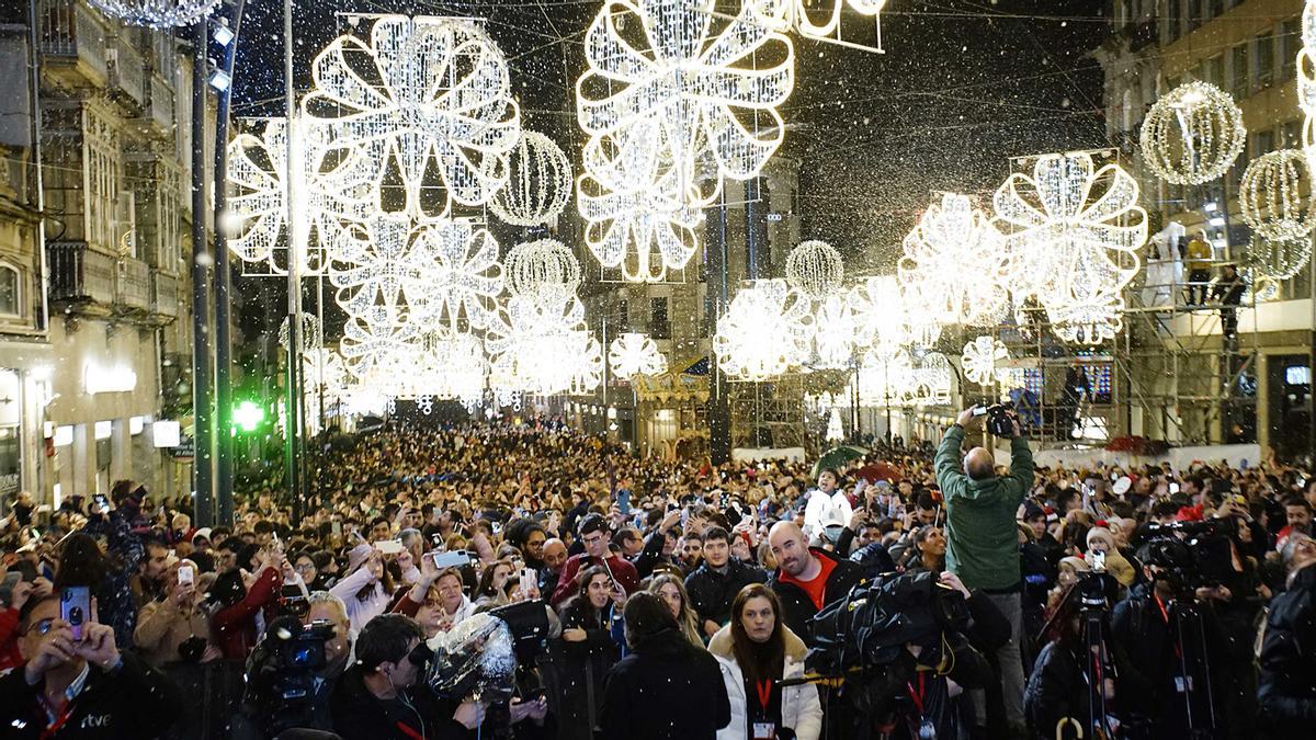 El Mundo Today  | Las luces de Navidad de Barcelona no se pueden ver porque las de Vigo las deslumbran