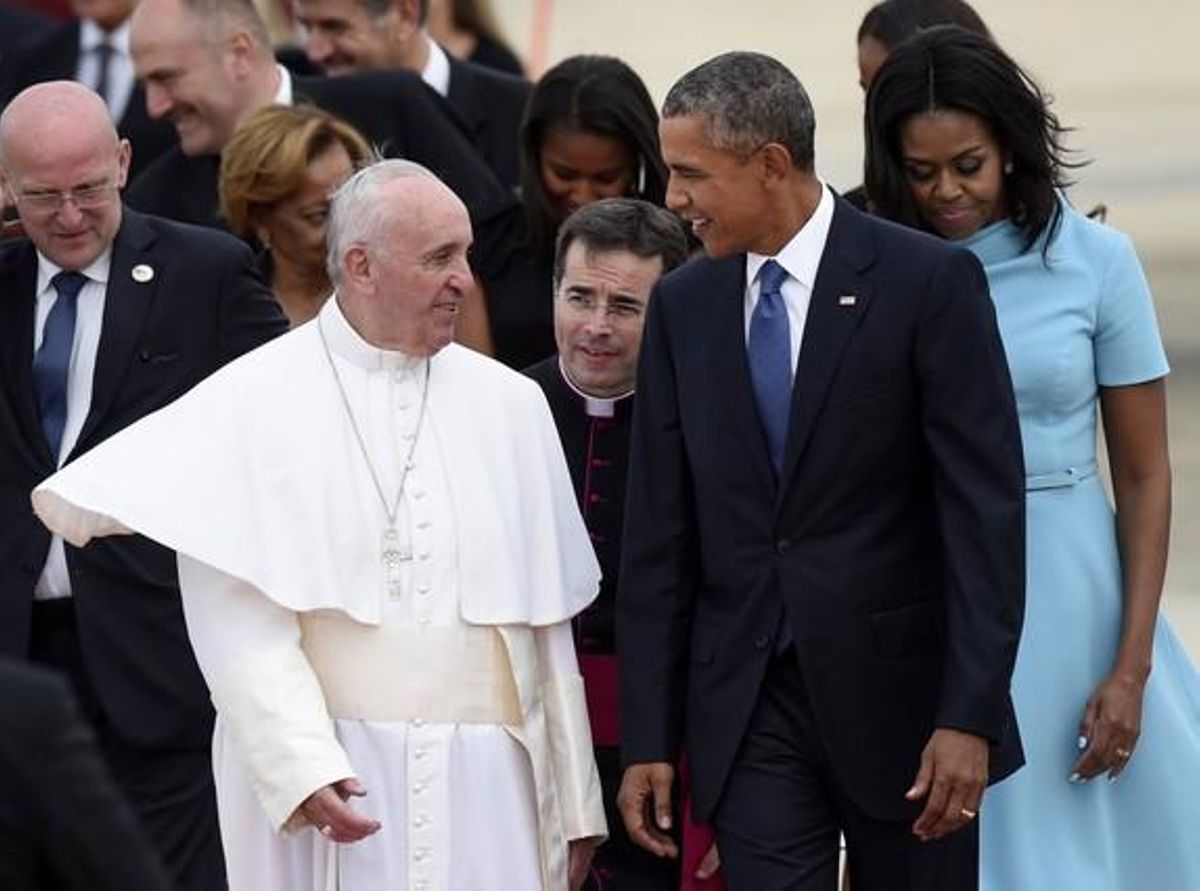 El papa Francisco habla con Barack Obama a su llegad a la base de Andrews, este martes. El papa Francisco habla con Barack Obama a su llegad a la base de Andrews, este martes.
