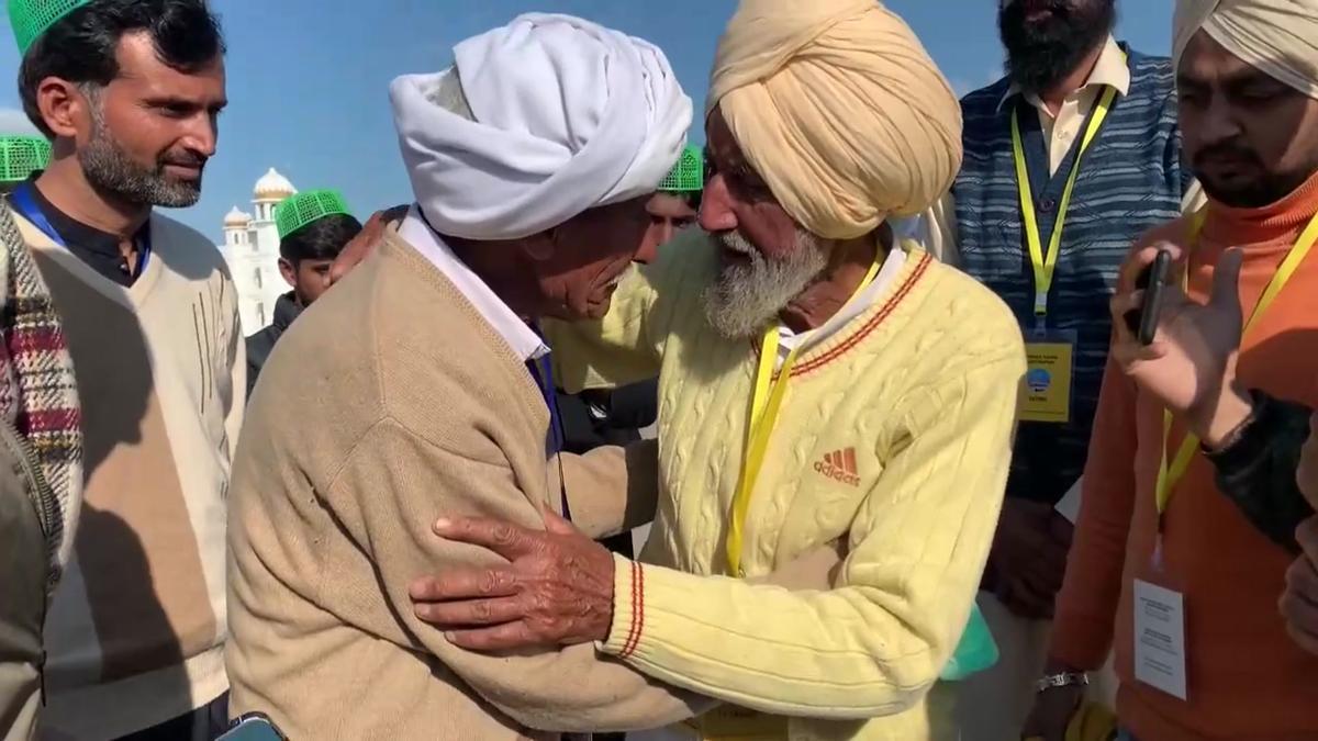 Dos hermanos se reúnen 74 años después de que los separara la partición india.