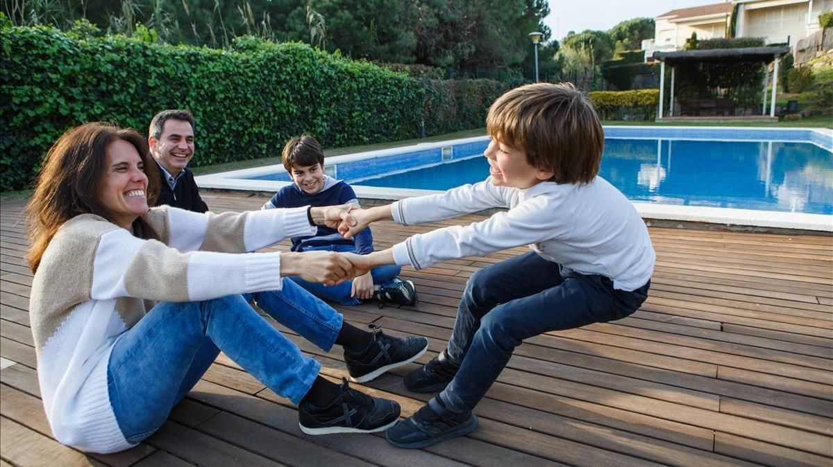 Luis y Laura con sus hijos Ignasi (el pequeño) y Luis, familia que se ha mudado hace unos meses a Sant Vicenç de Montalt, en el Maresme. Luis y Laura con sus hijos Ignasi (el pequeño) y Luis, familia que se ha mudado hace unos meses a Sant Vicenç de Montalt, en el Maresme.
