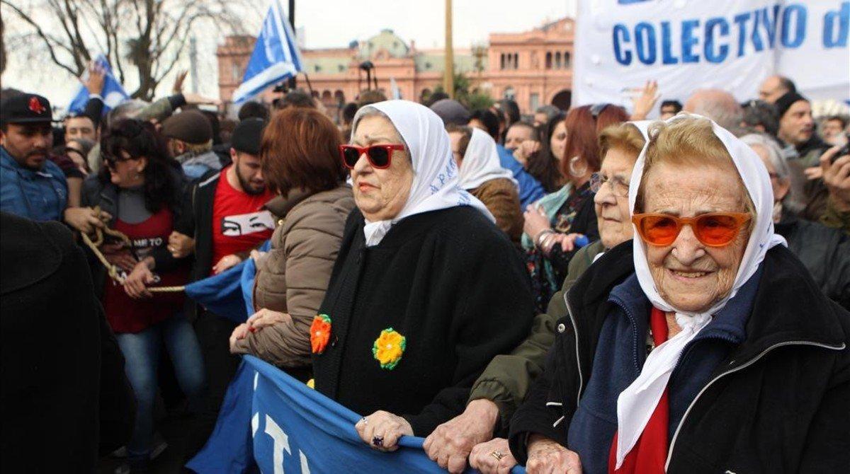 La presidenta de la asociación argentina Madres de Plaza de Mayo, Hebe de Bonafini, junto a cientos de seguidores ayer en Buenos Aires.