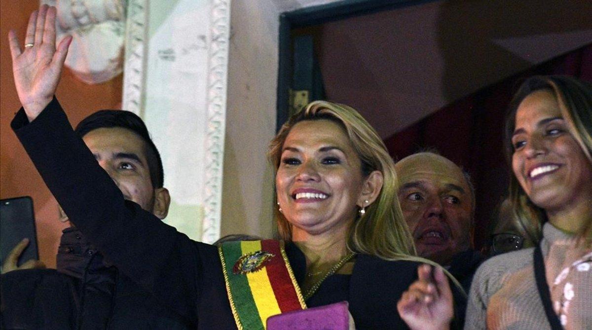 Jeanine Áñez tras autoproclamarse presidenta.