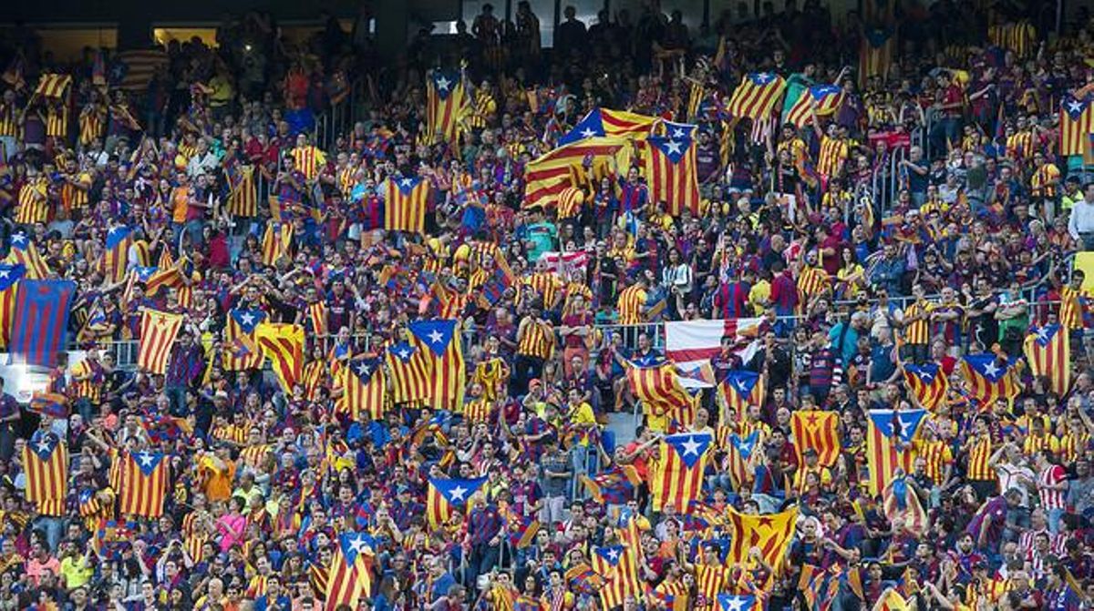 Decenas de aficionados azulgranas exhiben sus ’estelades’ en el Camp Nou, durante la final de la Copa de Rey entre el Athletic y el Barcelona, el pasado 6 de junio. Decenas de aficionados azulgranas exhiben sus ’estelades’ en el Camp Nou, durante la final de la Copa de Rey entre el Athletic y el Barcelona, el pasado 6 de junio.