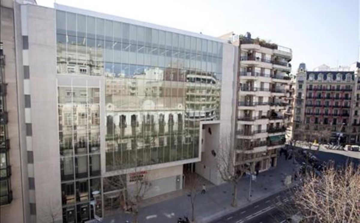 Centro cultural de la calle de Urgell donde se encuentra la biblioteca Agustí Centelles. MIQUEL MONFORT Centro cultural de la calle de Urgell donde se encuentra la biblioteca Agustí Centelles. MIQUEL MONFORT