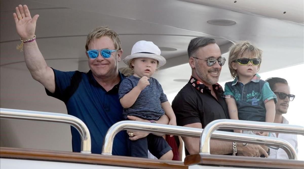 Elton John y su pareja, David Furnish, con sus hijos, nacidos de gestación subrogada, de vacaciones en Saint Tropez, en el 2014. 