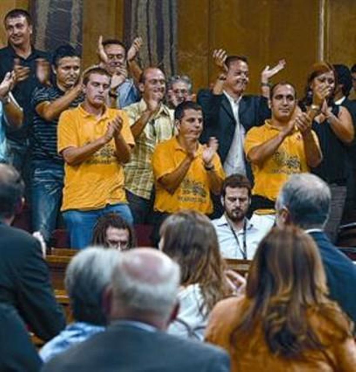 Defensores de los ’correbous’ y varios diputados intercambian aplausos. Defensores de los ’correbous’ y varios diputados intercambian aplausos.