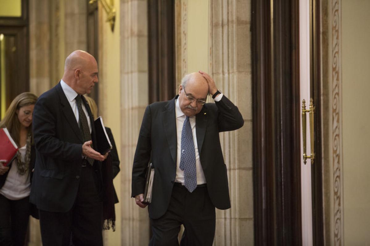 Andreu Mas-Colell, derecha, tras entregar los presupuestos de la Generalitat, el martes. Andreu Mas-Colell, derecha, tras entregar los presupuestos de la Generalitat, el martes.