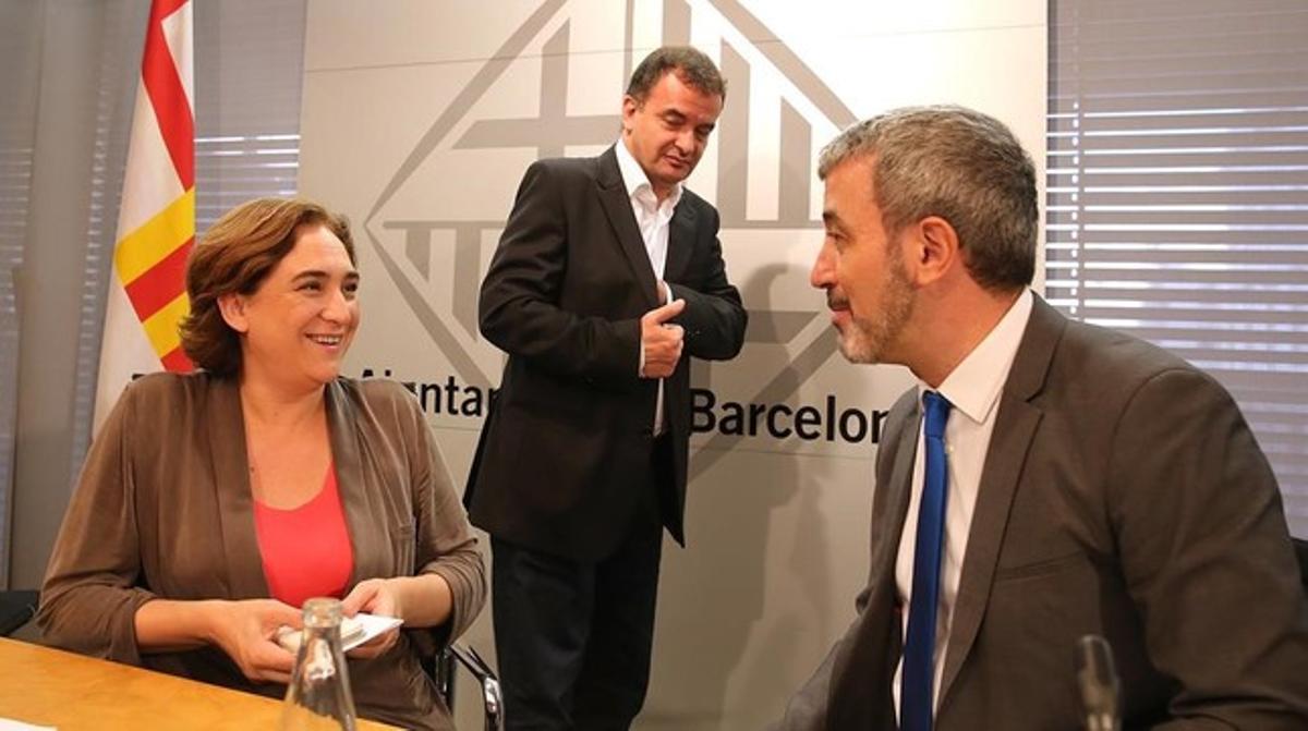 Ada Colau con el socialista Jaume Collboni y, detrás, el republicano Alfred Bosch.