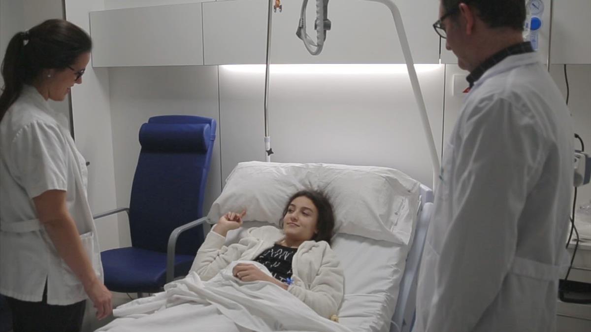 Natalia, la paciente operada de escoliosis, junto al doctor Juan Carlos Rodríguez Olaverri, en el Hospital Dexeus Quirón.
