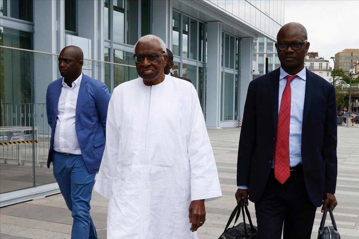Lamine Diack, de blanco, a su salida del tribunal de París donde le juzgan Lamine Diack, de blanco, a su salida del tribunal de París donde le juzgan