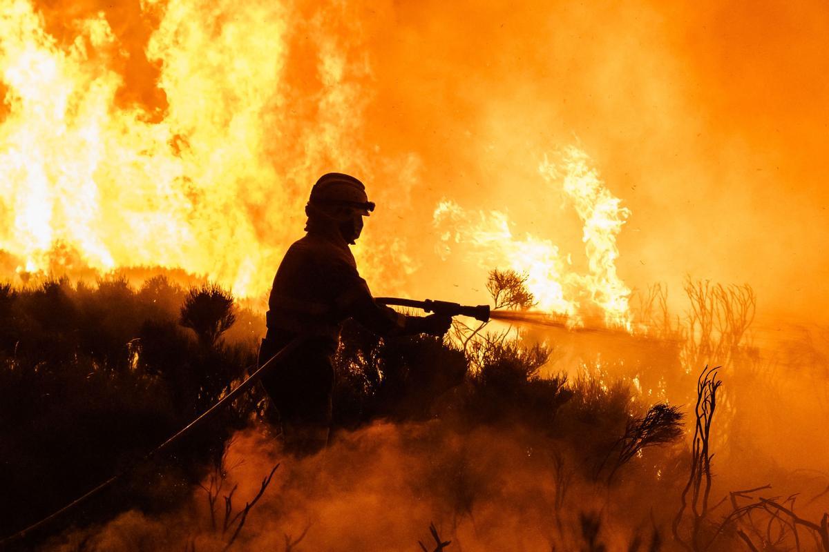 Un bombero lucha contra las llamas en Navalacruz (Ávila).