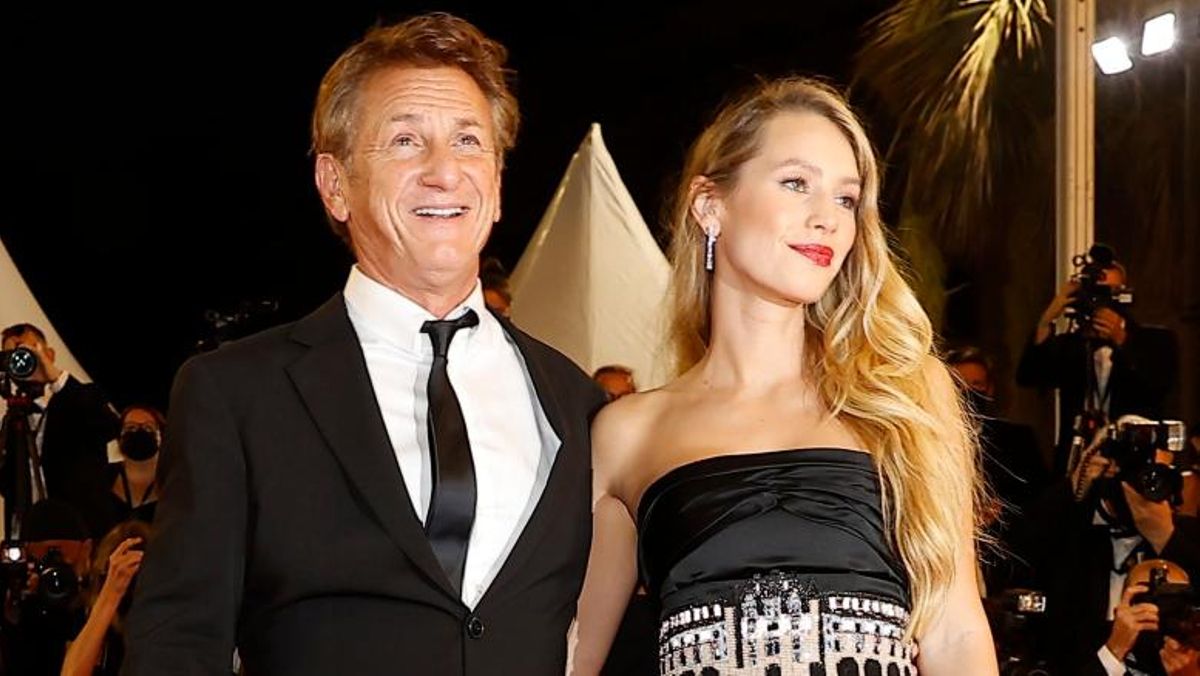 Dylan Penn junto a su padre, Sean Penn, en la ’premiere’ de ’Flag Day’, el pasado sábado en Cannes. Dylan Penn junto a su padre, Sean Penn, en la ’premiere’ de ’Flag Day’, el pasado sábado en Cannes.