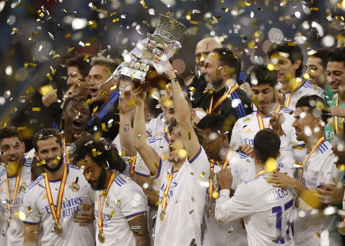 Modric alza el trofeo de la Supercopa.