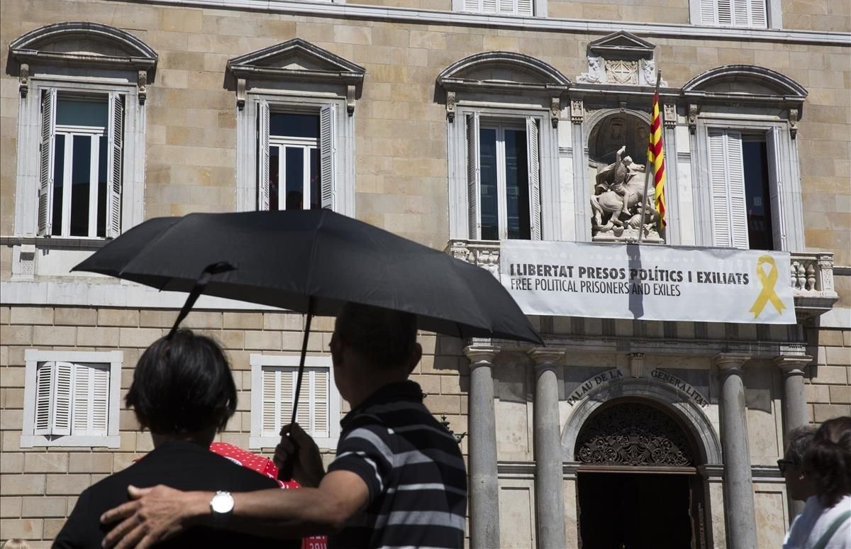 La pancarta a favor de los políticos presos, en el balcón del Palau de la Generalitat. La pancarta a favor de los políticos presos, en el balcón del Palau de la Generalitat.