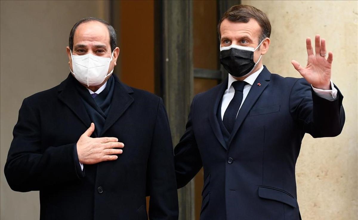 French President Emmanuel Macron (R) welcomes his Egyptian counterpart Abdel Fattah al-Sisi at the Elysee presidential Palace on December 7  2020 in Paris  for a meeting as part of al-Sisi s a three-day controversial state visit to France  with activists warning Paris not to turn a blind eye to Cairo s rights record with a red carpet welcome  (Photo by Bertrand GUAY   AFP)