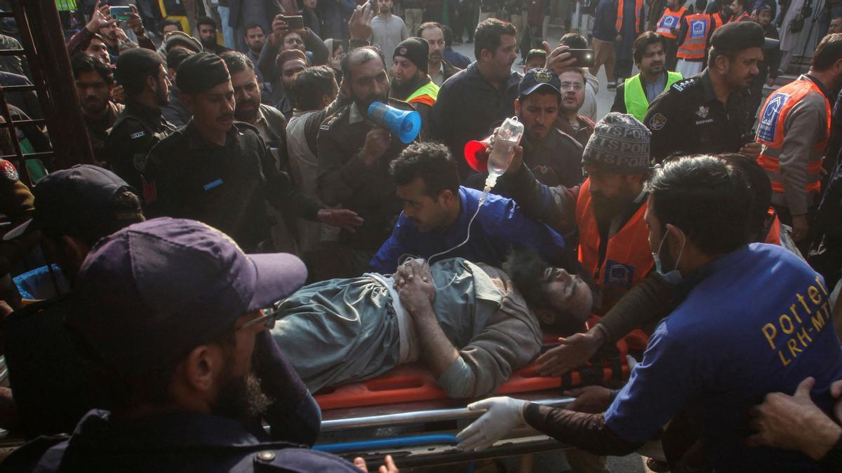Al menos 90 muertos y 221 heridos en un ataque suicida en una mezquita de Pakistán