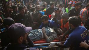 Almenys 17 morts i 90 ferits en un atac suïcida en una mesquita del Pakistan