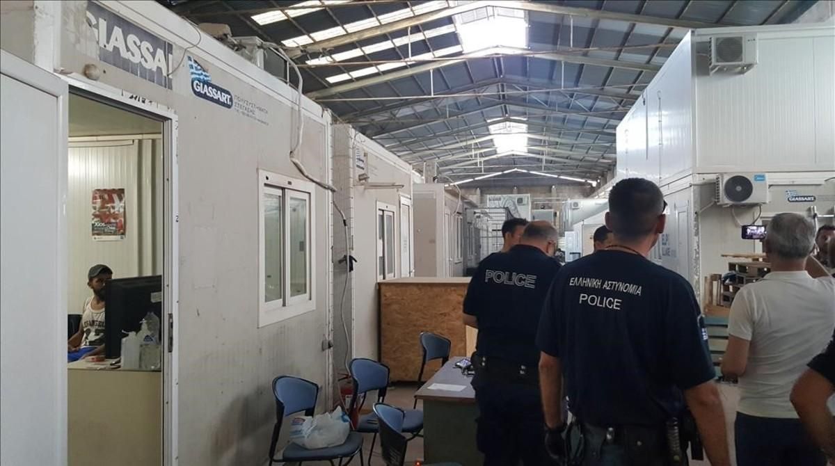 Agentes en las dependencias policiales del campo de refugiados de Chios. Agentes en las dependencias policiales del campo de refugiados de Chios.
