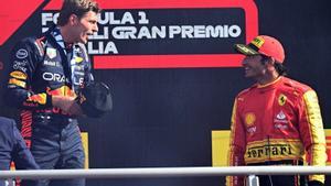 El piloto neerlandés Max Verstappen,de la escudería Red Bull Racing., habla en el podio con Carlos Sainz, piloto español de Ferrari. EFE/EPA/Daniel Dal Zennaro