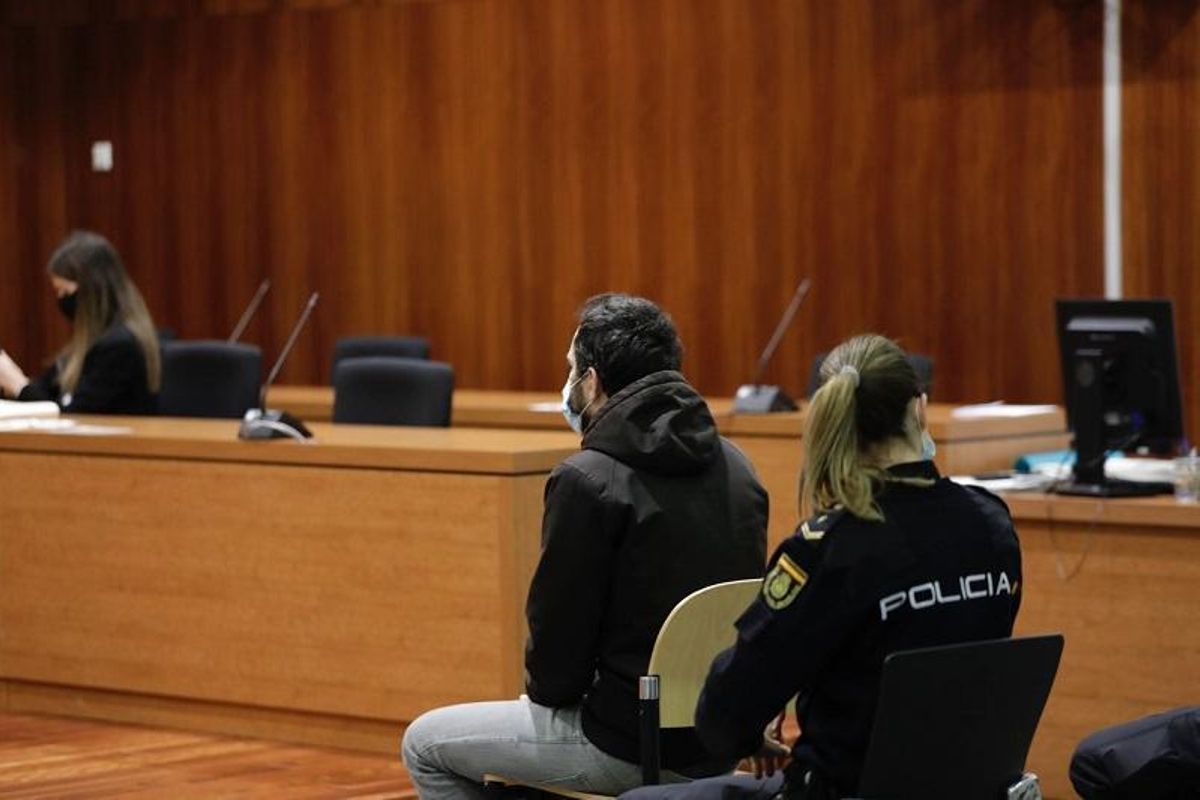 El acusado, en el banquillo de la Audiencia de Zaragoza, este lunes por la mañana. El acusado, en el banquillo de la Audiencia de Zaragoza, este lunes por la mañana.