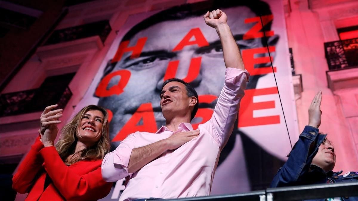 Pedro Sánchez se dirige a los militantes del PSOE ante la sede de Ferraz. Pedro Sánchez se dirige a los militantes del PSOE ante la sede de Ferraz.