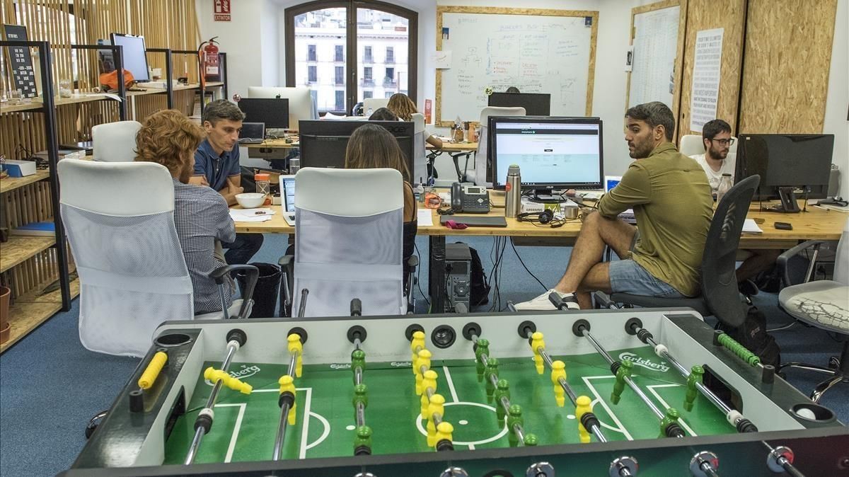 Un aspecto de la sede de Byhours, con el futbolín en primer plano. Un aspecto de la sede de Byhours, con el futbolín en primer plano.