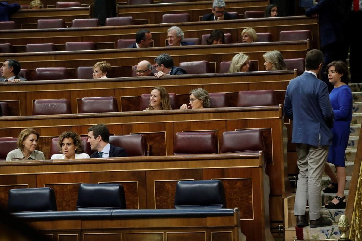 El presidente del Partido Popular, Pablo Casado , y las diputadas y exministras Dolores de Cospedal y Dolors Montserrat, en el Congreso de los Diputados. El presidente del Partido Popular, Pablo Casado , y las diputadas y exministras Dolores de Cospedal y Dolors Montserrat, en el Congreso de los Diputados.