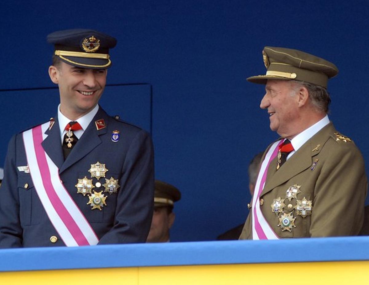El rey Juan Carlos y el príncipe Felipe en el palco de honor, durante el desfile del Días de las Fuerzas Armadas, en León.