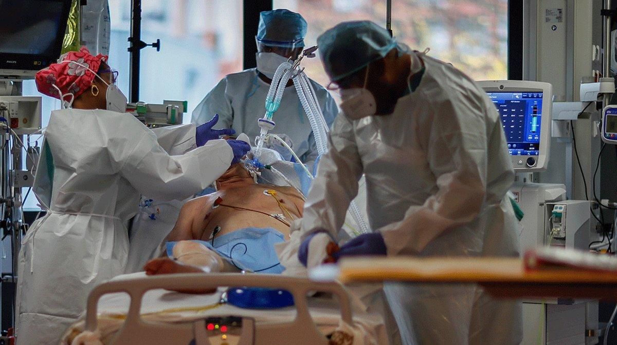 Un paciente con covid es atendido en la uci de un hospital de París, el pasado 17 de noviembre. Un paciente con covid es atendido en la uci de un hospital de París, el pasado 17 de noviembre.
