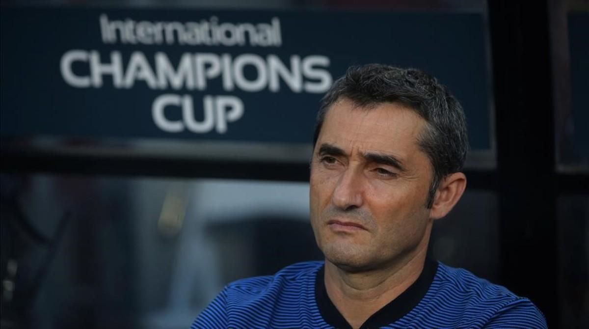 Ernesto Valverde, en el banquillo del FedEx Field, durante el partido ante el Manchester United. Ernesto Valverde, en el banquillo del FedEx Field, durante el partido ante el Manchester United.