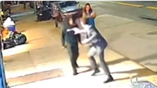 Momento del vídeo en el que se puede ver a Carson apartando al presunto asesino en presencia de su novia