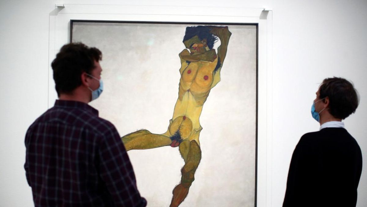 Unos hombres admiran la obra de Egon Schiele, en el Leopold Museum de Viena. Unos hombres admiran la obra de Egon Schiele, en el Leopold Museum de Viena.