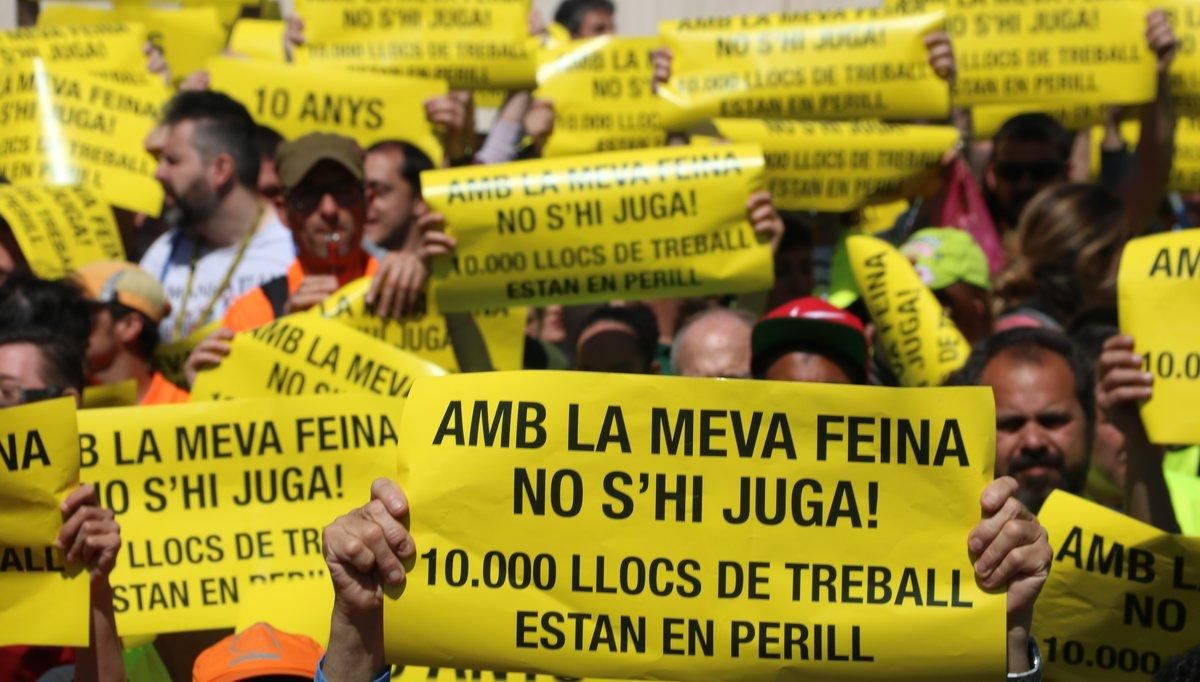 Protesta de los trabajadores de los centros especiales de empleo, dedicados a la inserción laboral de las personas con discapacidad, frente a la sede de la ’conselleria’ de Treball de la Generalitat. Protesta de los trabajadores de los centros especiales de empleo, dedicados a la inserción laboral de las personas con discapacidad, frente a la sede de la ’conselleria’ de Treball de la Generalitat.