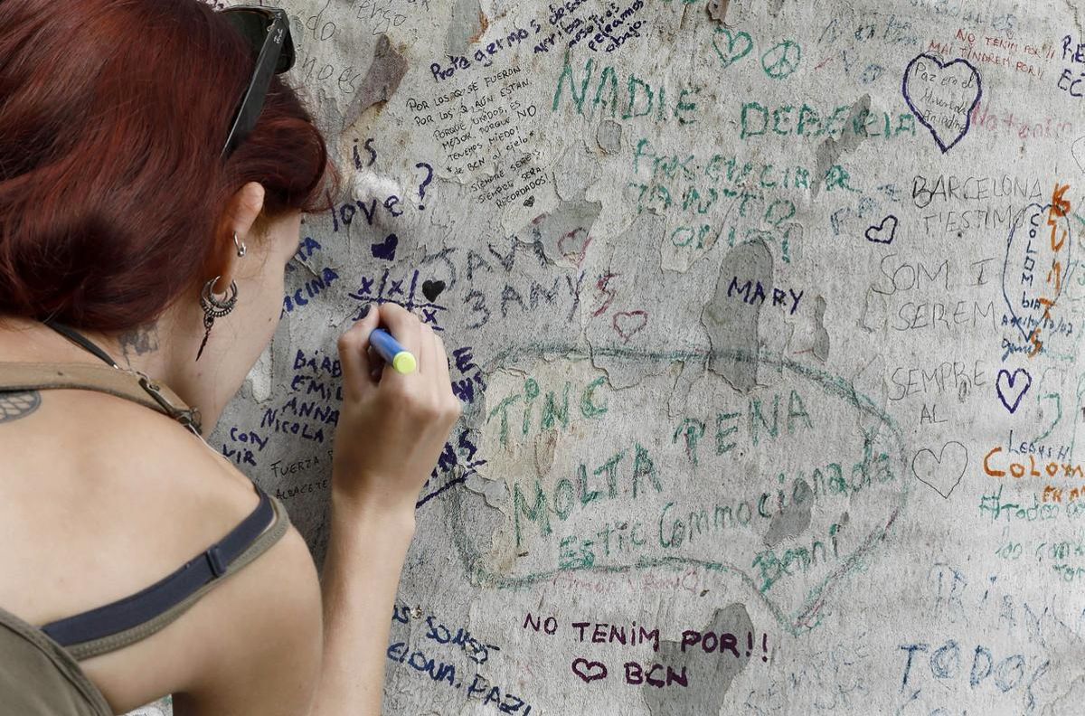 Una joven muestra sus condolencias con un mensaje escrito en un árbol de la Rambla de Barcelona. Una joven muestra sus condolencias con un mensaje escrito en un árbol de la Rambla de Barcelona.