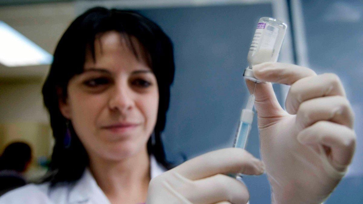 Enfermera preparando una dosis de vacuna contra la gripe. Enfermera preparando una dosis de vacuna contra la gripe.