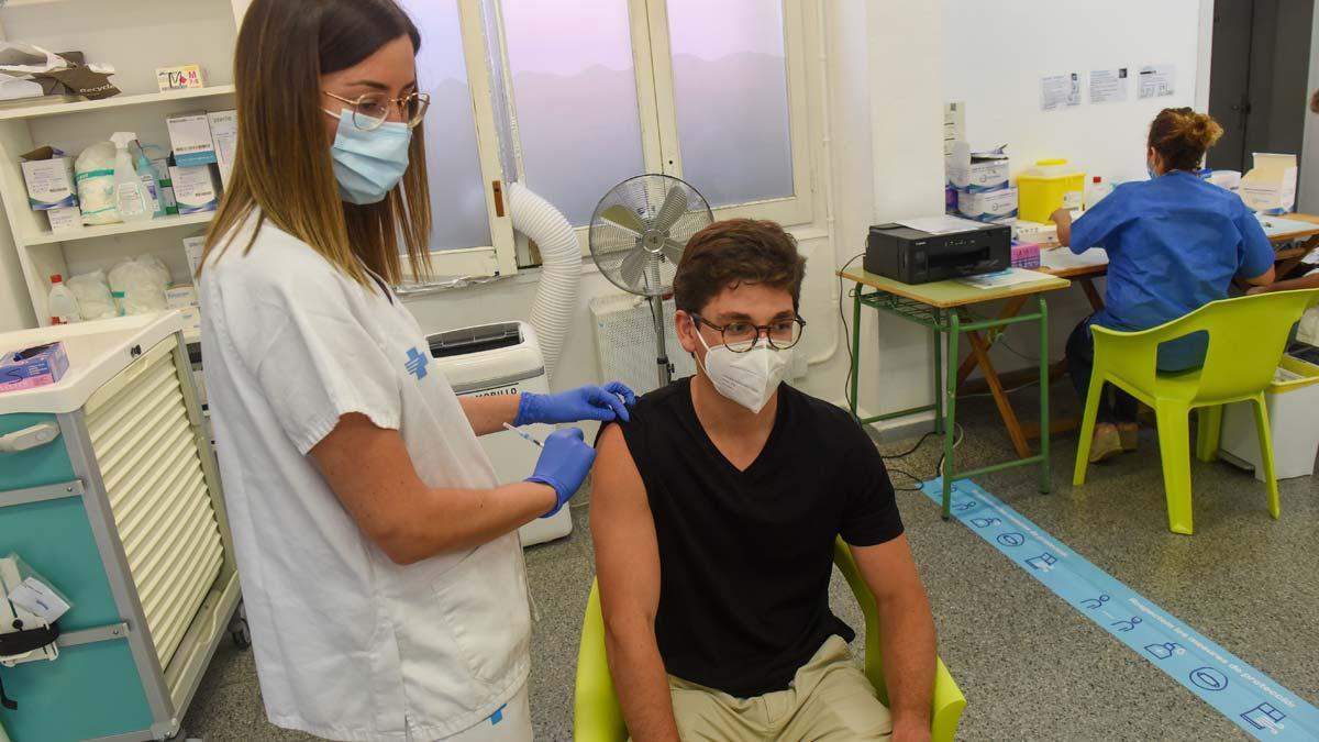 Un joven se vacuna el primer día en que la convocatoria de vacunación se abría a los jóvenes, en Alcarràs.