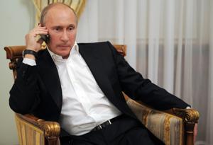  Vladimir Putin haciendo uso de su teléfono móvil en el Kremlin. 