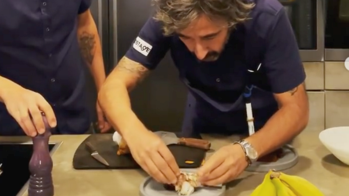 Diego Guerrero hace una tapa para ’Tapas por La Palma’, el reto gastronómico para ayudar a esta isla canaria.