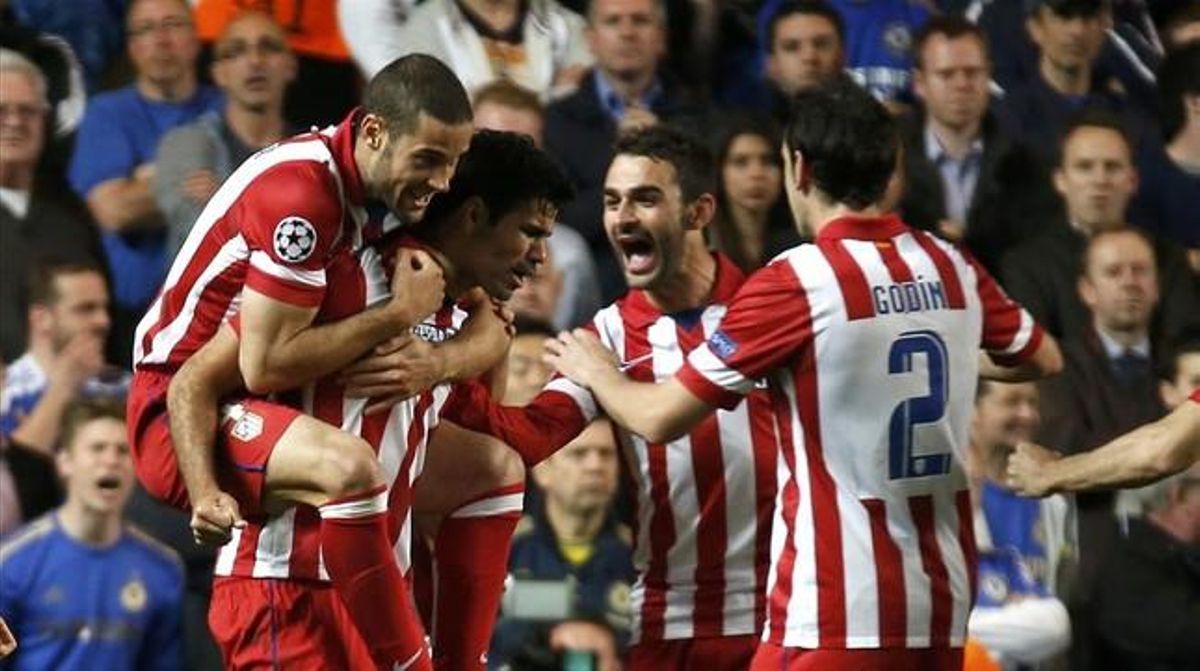 Mario Suárez, Adrián y Godín felicitan a Costa después del gol de penalti. Mario Suárez, Adrián y Godín felicitan a Costa después del gol de penalti.